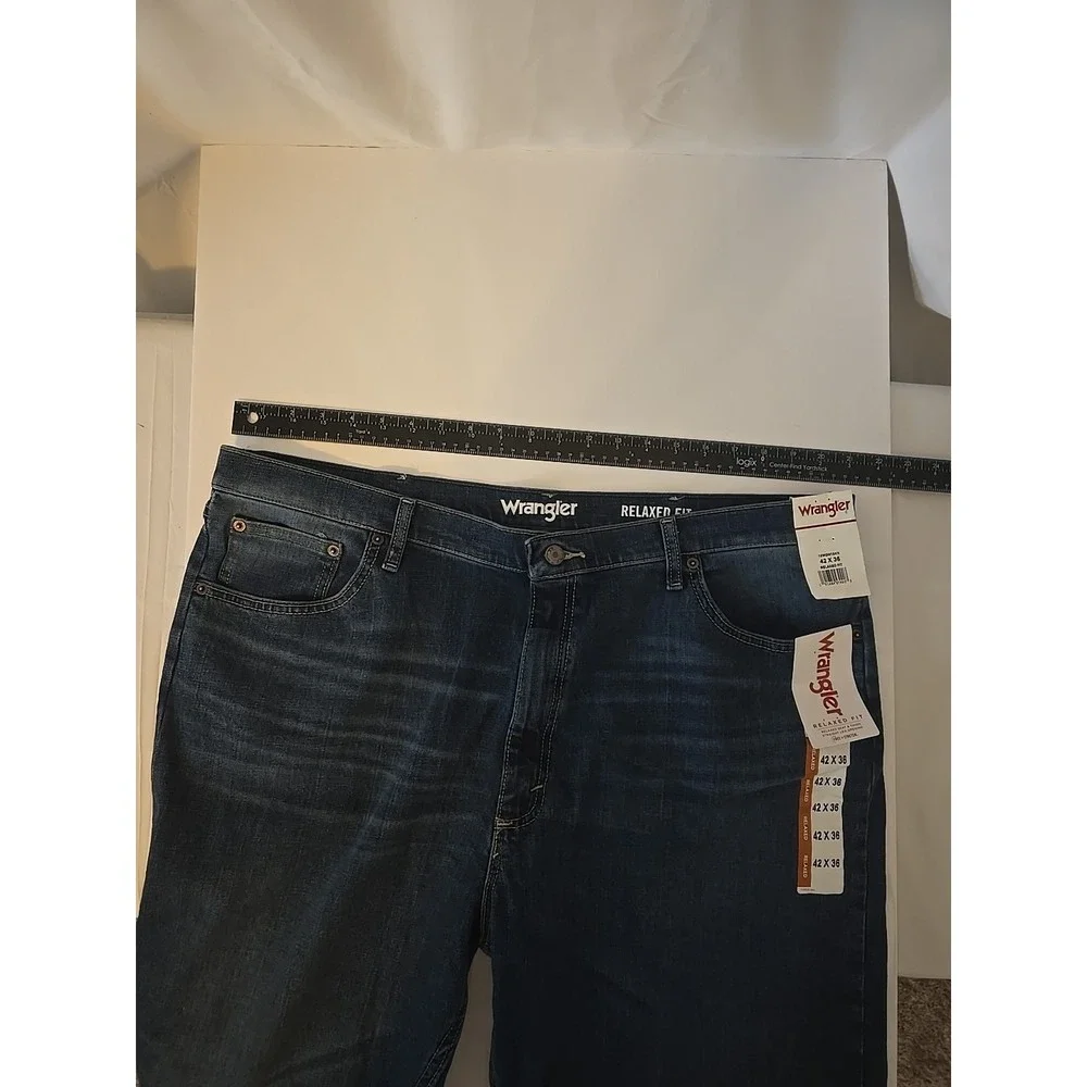Wrangler Men's Relaxed Fit Straight Leg Jeans 42x36 Medium Wash NWT